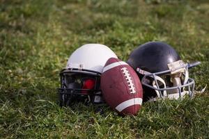 American-Football-Helme und Ball foto