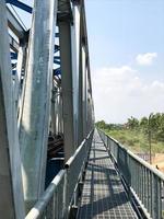 die Fußgängerbrücke neben der Eisenbahnbrücke foto