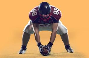 American-Football-Spieler isoliert auf farbenfrohem Hintergrund foto