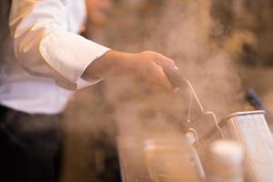 koch bereitet essen zu, braten in der friteuse foto