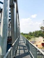 die Fußgängerbrücke neben der Eisenbahnbrücke foto