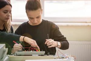 Studenten, die im elektronischen Klassenzimmer üben foto