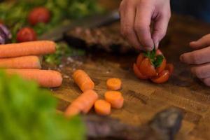 Nahaufnahme der Chefhände, die Rindersteak zubereiten foto