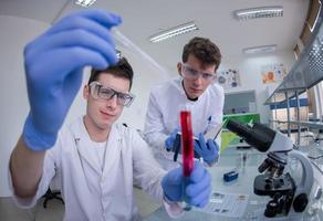 Gruppe junger Medizinstudenten, die forschen foto