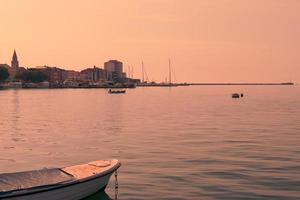ein Foto eines Schiffes und einer im Hafen vor Anker liegenden Luxusjacht. schönes Foto eines Mittelmeerhafens