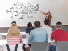 Seniorprofessor mit Studenten im Kurs foto