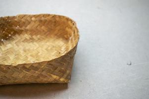 besek, ein traditionelles Essenslokal aus geflochtenem Bambus foto