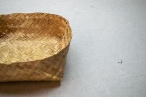 besek, ein traditionelles Essenslokal aus geflochtenem Bambus foto