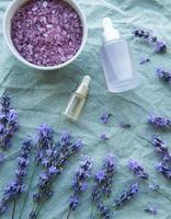 Aromatherapie-Lavendel-Badesalz und Massageöl foto