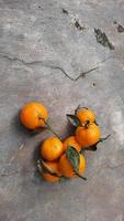 mandarinen auf dem freigelegten zementboden während des chinesischen neujahrsfestes 02 foto