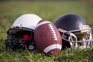 American-Football-Helme und Ball foto