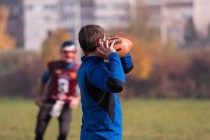 American-Football-Team mit Trainer in Aktion foto