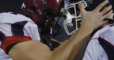 American-Football-Spieler klopfen mit Helmen und haben Spaß foto