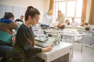 Studenten, die im elektronischen Klassenzimmer üben foto