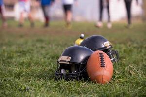 American-Football-Helme und Ball foto