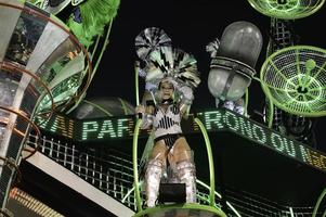 Rio, Brasilien - 12. Februar 2018 - Parade der Sambaschule im Sambodromo. Grand Rio foto