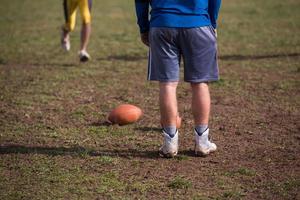 American-Football-Team mit Trainer in Aktion foto