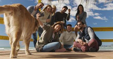 gruppe von freunden, die sich am herbsttag am strand amüsieren foto