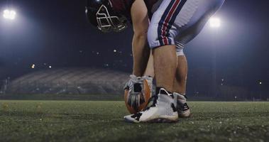 american-football-kicker bereit für fußball-anstoß foto