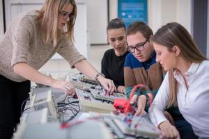 Studenten, die im elektronischen Klassenzimmer üben foto