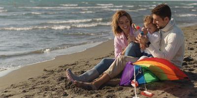 junge familie, die urlaub im herbst genießt foto