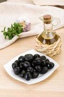 schwarze Oliven auf Teller foto