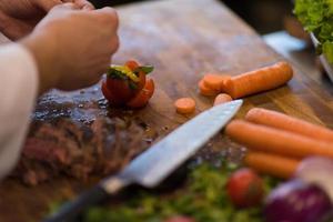 Nahaufnahme der Chefhände, die Rindersteak zubereiten foto