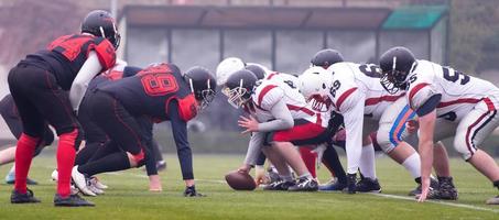 professionelle American-Football-Spieler bereit zum Start foto