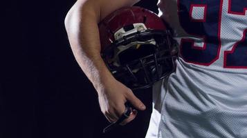 Porträt eines jungen, selbstbewussten American-Football-Spielers foto