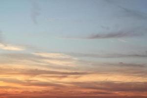 bunte bewölkte Dämmerung schöner Himmel Stadtbild Sonnenuntergang und Sonnenaufgang am Morgen. dramatische Abendnacht am frühen Morgen. Panorama Natur Hintergrundkonzept. Platz für Text kopieren. Weltumwelttag foto