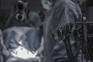 graue chirurgische Schere im Operationssaal foto