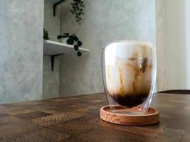 Glas Eis gesalzener Karamell-Macchiato. foto