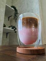ein Glas Erdbeer-Latte-Eis. foto