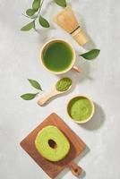 grüner matcha baumkuchen japanische rollkuchen mit matcha, selektiver fokus foto