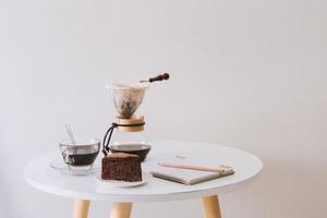 Frühstück mit Schokoladenkuchen und Kaffee, serviert in einem schönen Wohnhaus foto