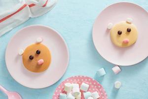 lustiger pfannkuchen in form eines teddybären, essen für kinderidee, draufsicht foto