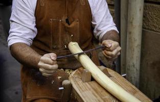 Holzschnitzerei auf traditionelle Weise foto
