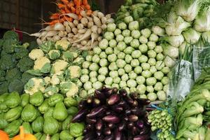 verschiedene Arten von frischem und gesundem Gemüse auf traditionellen Märkten. bunter Gemüsehintergrund foto