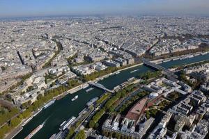 paris, frankreich, 2022 - eiffelturm in paris am tag foto