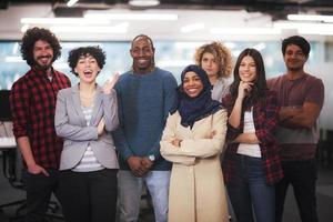 porträt eines jungen aufgeregten multiethnischen geschäftsteams foto