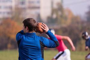 American-Football-Team mit Trainer in Aktion foto