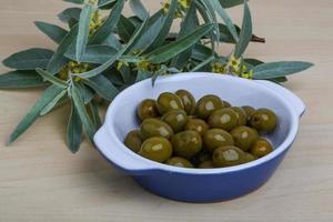 Gericht mit grünen Oliven foto