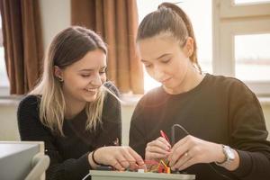 Studenten, die im elektronischen Klassenzimmer üben foto