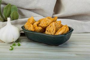 Croutons in einer Schüssel auf hölzernem Hintergrund foto