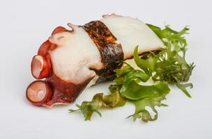 Oktopus-Sushi auf weißem Hintergrund foto
