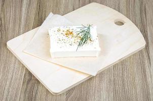 feta-käse auf holzbrett und holzhintergrund foto