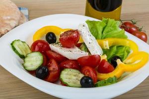 griechischer salat auf holz foto