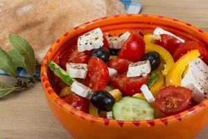 griechischer salat auf holz foto