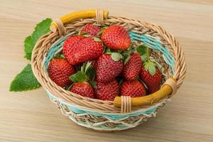 frische Erdbeere auf Holz foto