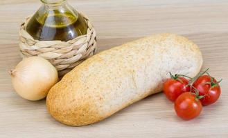 frisches Baguette auf Holz foto